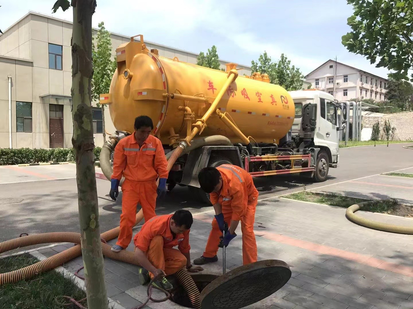 尖扎化粪池清理与5-8吨吸粪车施工效率分析